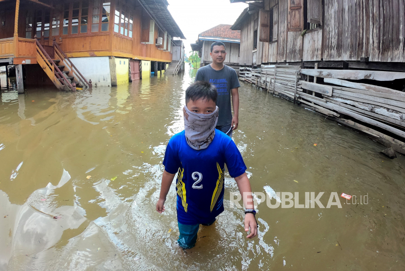 Hujan deras membuat air Sungai Miu meluap dan membanjiri permukiman warga. Ilustrasi.
