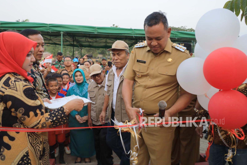 Wali Kota Bekasi Tri Adhianto Tjahyono meresmikan taman kota di Kota Bekasi, Jawa Barat, Selasa (22/8/2023). 
