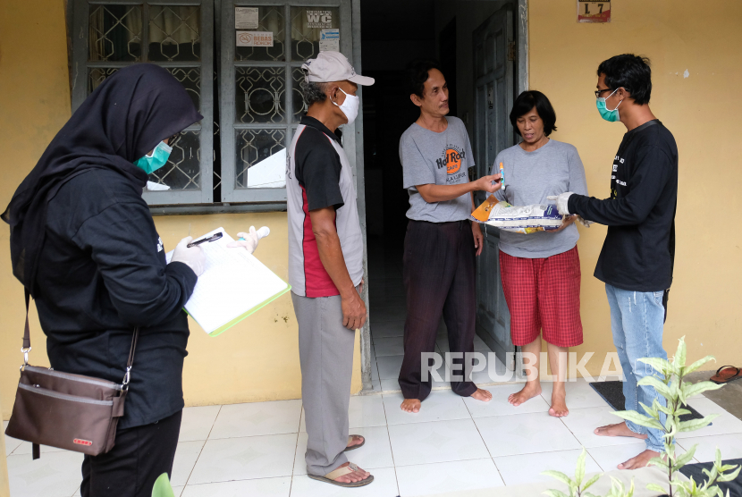 Petugas Jaring Pengaman Sosial (JPS) swadaya tingkat desa memberikan bantuan sembako kepada warga terdampak Covid-19 di Perumahan Candi Asri, Kedu, Temanggung, Jawa Tengah, Rabu (8/4). (ilustrasi)