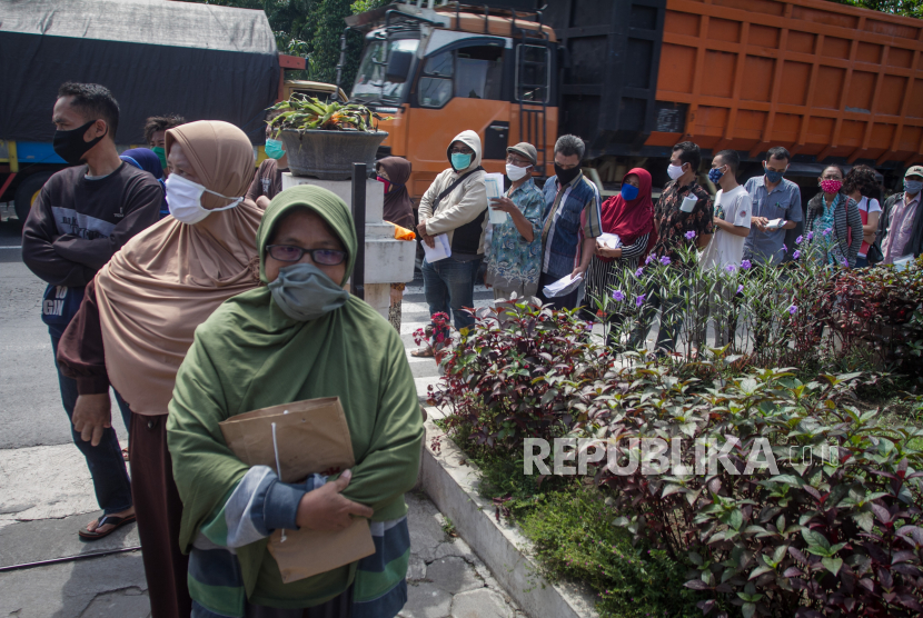 Warga mengantre untuk mendapatkan Bantuan Sosial Tunai (BST) 