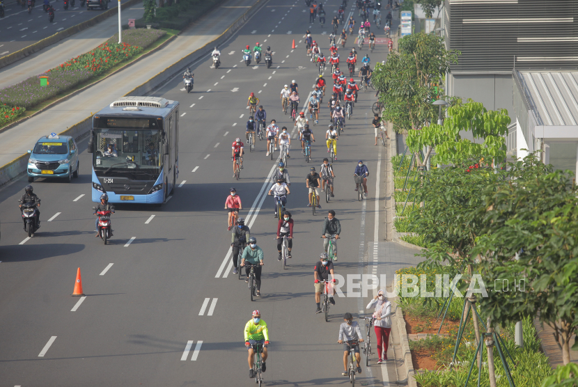 Warga berolahraga di kawasan Jalan Jenderal Sudirman, Jakarta, Ahad, (15/11/2020). Pemerintah mewajibkan kegiatan olahraga di tempat umum untuk selalu menaati protokol kesehatan dalam upaya menekan penyebaran COVID-19. 
