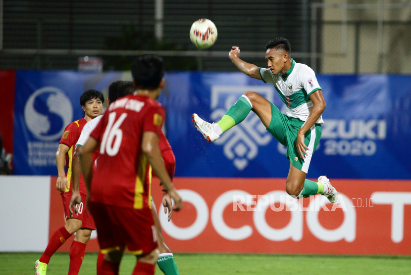 Bek timnas Indonesia Rizky Ridho Ramadhani melompat menyongsong bola dalam laga Grup B Piala AFF Suzuki Cup 2020 kontra Vietnam di Stadion Bishan, Singapura, Rabu (15/12). Indonesia bermain imbang 0-0 melawan Vietnam.