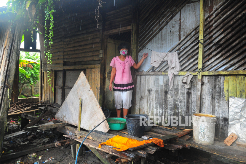 Warga berada di rumahnya yang tidak layak huni. Kementerian Pekerjaan Umum dan Perumahan Rakyat (PUPR) menyalurkan Program Bantuan Stimulan Perumahan Swadaya (BSPS) atau bedah rumah sebanyak 1.823 rumah tidak layak huni untuk masyarakat di Bogor, Jawa Barat.