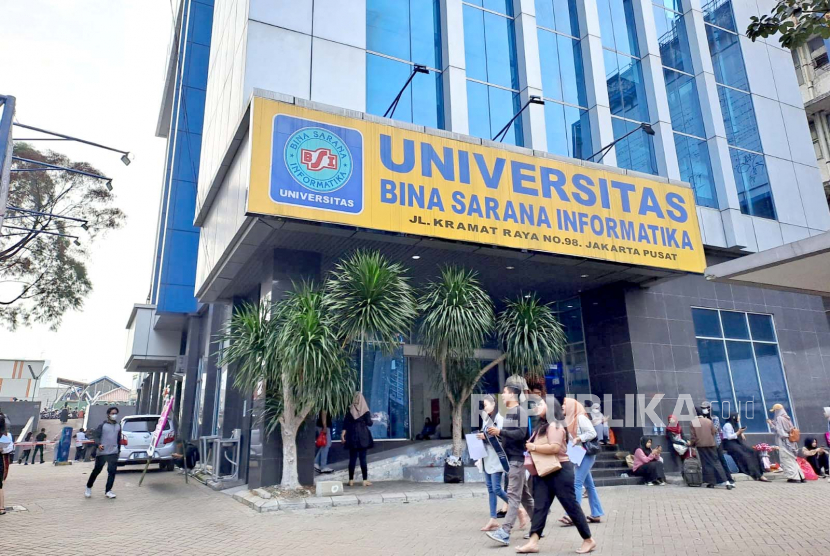 Sejumlah mahasiswa beraktivitas di Universitas Bina Sarana Informatika (BSI) Kramat 98, Senen, Jakarta Pusat, Kamis (6/7/2023).  