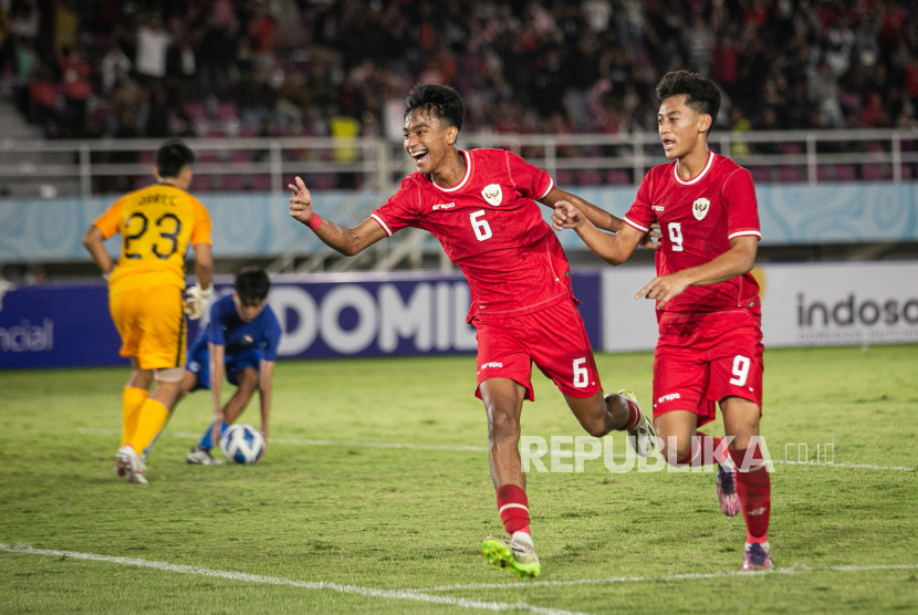 Pesepak bola Timnas Indonesia Evandra (kiri) berselebrasi bersama rekannya Mierza (kanan) usai mencetak gol ke gawang Singapura pada pertandingan penyisihan grup A Piala AFF U-16 di Stadion Manahan, Solo, Jawa Tengah, Jumat (21/6/2024). Timnas Indonesia menang atas Singapura dengan skor 3-0. 