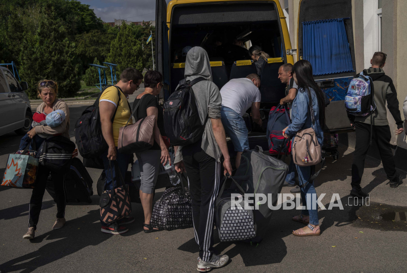 Warga setempat dievakuasi dari Slovyansk, Ukraina timur.  Amerika Serikat mendesak warganya untuk meninggalkan Ukraina karena meyakini bahwa Rusia sedang bersiap untuk menargetkan infrastruktur sipil dan pemerintah