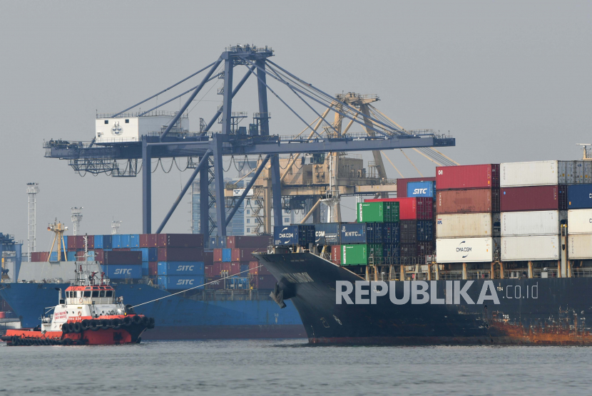 Sebuah kapal bermuatan peti kemas melakukan peran pemanduan oleh kapal tunda saat akan bersandar di Pelabuhan Jakarta International Container Terminal (JICT), Tanjung Priok, Jakarta, Rabu (24/6/2020). ilustrasi