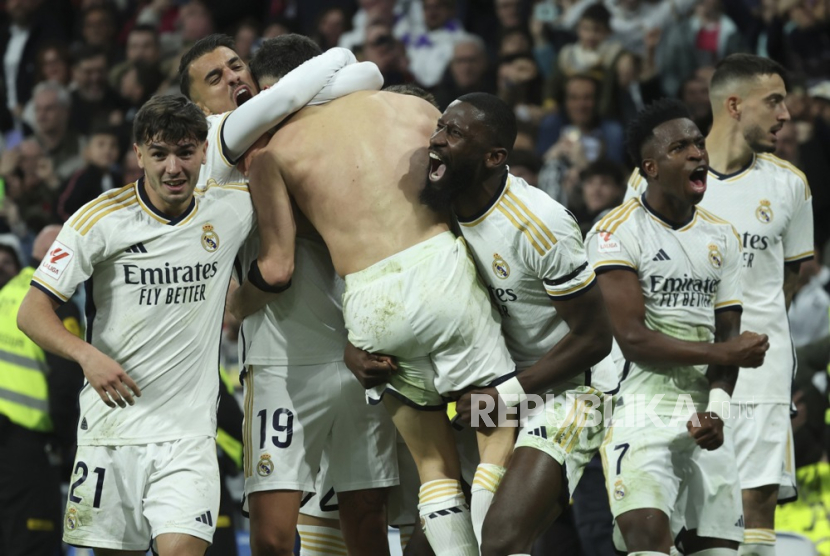Bek Real Madrid Dani Carvajal (tengah) melakukan selebrasi bersama rekan satu timnya setelah mencetak gol 3-2 pada pertandingan sepak bola LaLiga Spanyol antara Real Madrid dan UD Almeria, di Madrid, Ahad (21/1/2024).