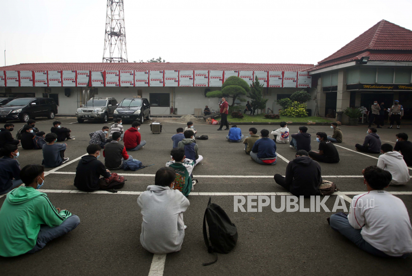 Pelajar sekolah yang berhasil diamankan saat akan melakukan tawuran antar pelajar. Polisi mencatat ada sebanyak 30 sekolah di Jakarta Barat yang kerap terlibat tawuran.