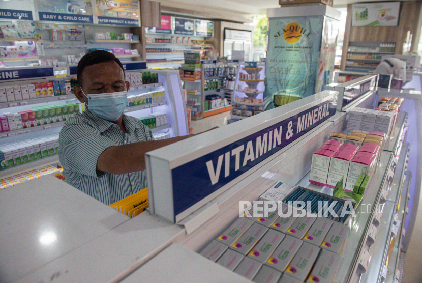 Pekerja beraktivitas di Apotek Kimia Farma di Jakarta, Senin (5/7). Bio Farma Group dengan Bio Farma sebagai Induk dan Kimia Farma menyiagakan 610 Kimia Farma Apotek (KFA) di daerah tujuan mudik di seluruh kota dan kabupaten di Jawa serta 192 Kimia Farma Apotek.