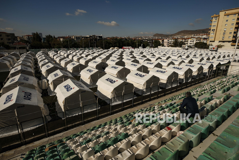  Tenda yang didirikan di stadion sepak bola untuk warga yang tetap kehilangan tempat tinggal setelah gempa 30 Oktober terlihat di Izmir, Turki, Rabu, 4 November 2020. 