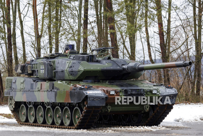 Tank Leopard 2 A7V baru dari Angkatan Darat Jerman berdiri di halaman barak selama seremonial penyerahan Batalyon Tank 104 di Pfreimd, Jerman, Jumat, 3 Februari 2023. Batalion Tank 104 secara bertahap akan dilengkapi dengan tank tempur utama Leopard 2 A7V di atas bulan-bulan mendatang. Akhiran 2 A7V mengacu pada tahap pengembangan ke-7 dari Leopard 2 dan V berarti peningkatan.
