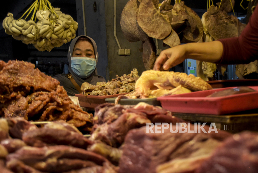 Pembeli memilih daging sapi di salah satu kios di pasar. Harga daging sapi di Kota Solok mencapai Rp 160 ribu per kilogram. Ilustrasi.