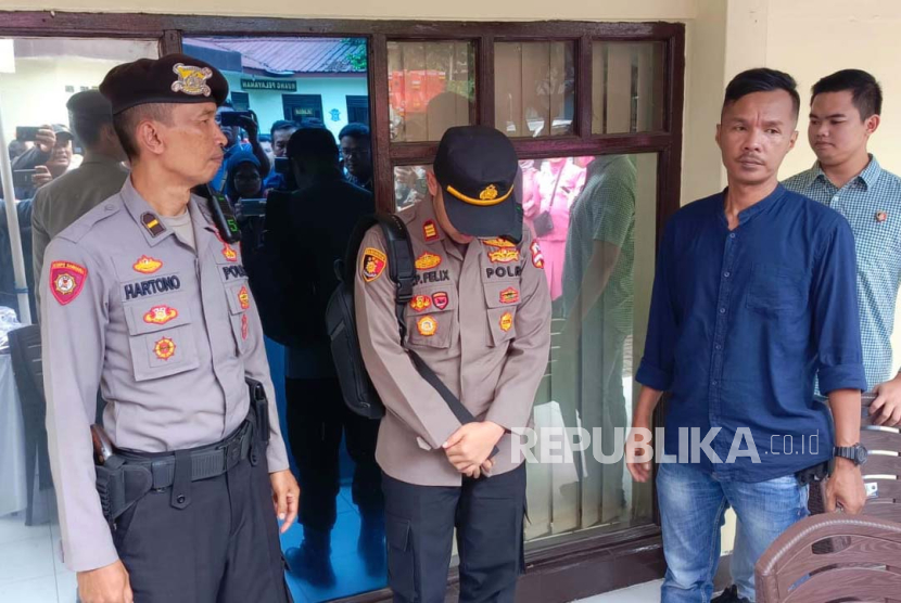 Seorang perwira polisi gadungan berpangkat AKP tertunduk lesu saat dihadirkan di Polsek Regol, Rabu (6/3/2024). Ia ditangkap jajaran Polsek Regol dan Polrestabes Bandung karena menipu seorang wanita hingga Rp 165 juta. 