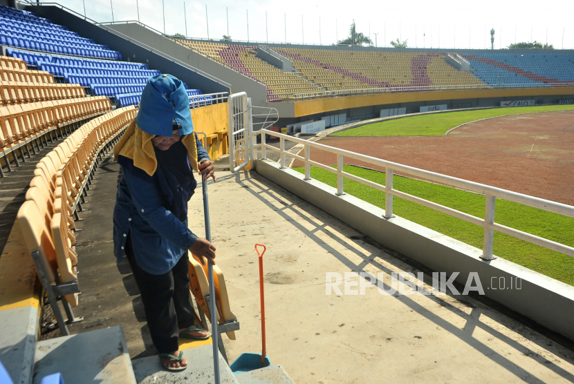 Petugas melakukan perawatan rutin di tribun Stadion Gelora Sriwijaya Jakabaring Palembang, Sumatera Selatan, Minggu (28/6/2020). Stadion Gelora Sriwijaya Jakabaring Palembang menjadi salah satu dari enam stadion yang ditunjuk Persatuan Sepak Bola Seluruh Indonesia (PSSI) sebagai tuan rumah Piala Dunia U-20 Mei-Juni 2021 mendatang. ANTARA FOTO/Feny Selly/foc.