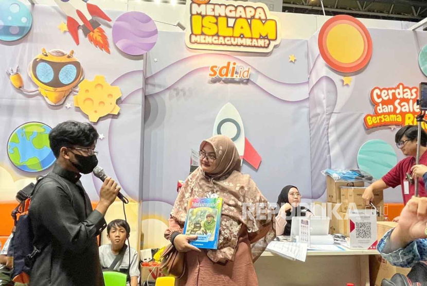 Sygma Daya Insani ajak pengunjung anak uji pemahaman tentang Sirah Nabawiyah di Islamic Book Fair (IBF) 2023 di Istora Senayan, Jakarta, Jumat (22/9/2023). 