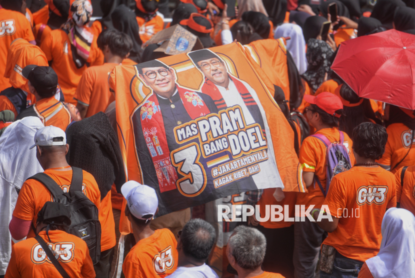 Para pendukung menghadiri kampanye akbar calon gubernur dan wakil gubernur Jakarta nomor urut 3 Pramono Anung-Rano Karno di Stadion Madya, Kompleks Gelora Bung Karno (GBK) Jakarta, Sabtu (23/11/2024). Kampanye akbar Pramono-Rano yang bertemakan Hajatan Jakarta Menyala tersebut sekaligus menjadi acara kampanye terakhir bagi pasangan nomor urut 03 ini. Setelah ini, tahapan Pilkada 2024 akan dilanjutkan dengan masa tenang pada 24 hingga 26 November, dan dilanjutkan dengan pencoblosan pada 27 November 2024.Kampanye akabar Hajatan Jakarta Menyala ini dihadiri oleh ribuan pendukung yang siap memenangi pasangan Pramono - Rano dalam Pilgub Jakarta 2024.