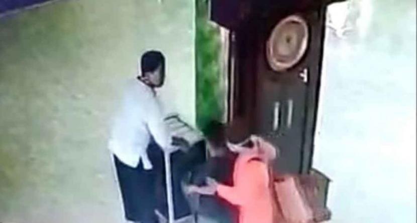 Pencurian Kotak Amal Masjid Terekam CCTV, Pelaku Diduga Sekeluarga