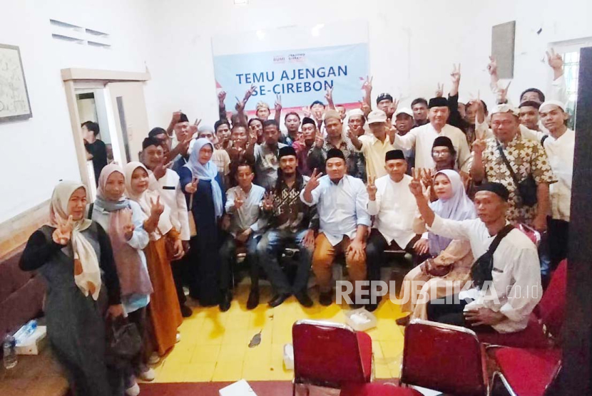Ajengan se-Cirebon resmi bergabung dengan Relawan untuk Majukan Indonesia (RUMI) dan menyatakan siap memenangkan calon presiden dan wakil presiden nomor urut 2, Prabowo Subianto-Gibran Rakabuming Raka, Rabu (17/1/2024). ()