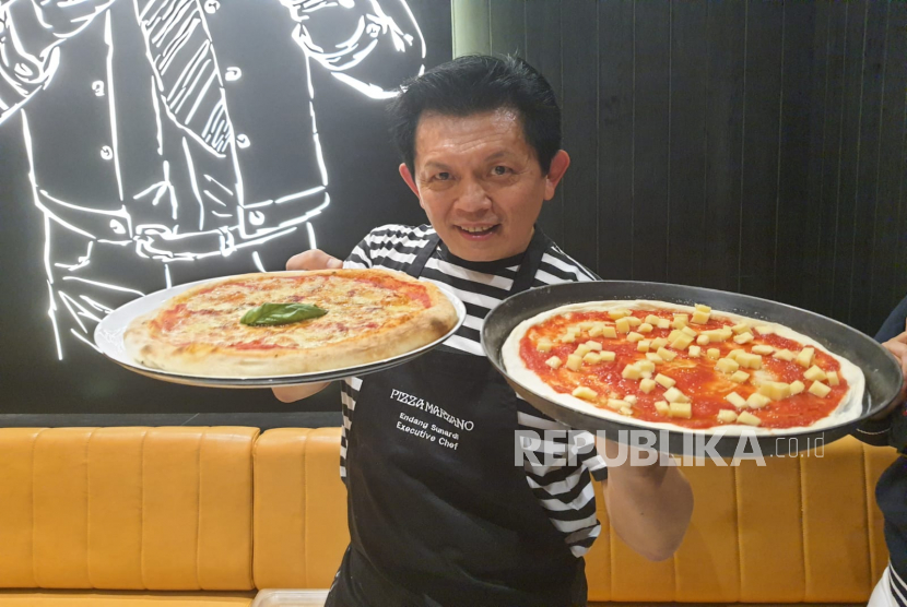 Excecutive Chef Pizza Marzano Endang Sunardi saat ditemui di gerai Pizza Marzano Mall Kota Kasablanka, Jakarta Selatan, Jumat (17/2/2023). Dia menyarankan agar piza tidak dipanaskan dengan microwave melainkan dengan teflon. 