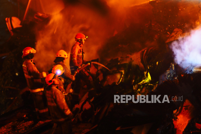 Petugas Damkar gabungan berusaha memadamkan gudang triplek yang terbakar di Jalan Soekarno-Hatta, Cijagra, Bandung, Jawa Barat, Selasa (25/10/2022).  Kebakaran terjadi sejak Senin (24/10/2022) pukul 20.30 hingga 24 jam lebih kemudian kebakaran masih berlangsung. Tiga peleton pasukan damkar telah berusaha memadamkan api secara bergantian.