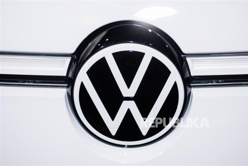 Logo Volkswagen dipajang di depan mobil (ilustrasi).
