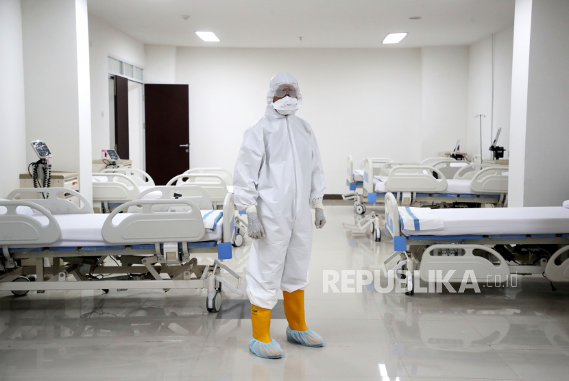 Petugas medis bersiap di ruang perawatan Rumah Sakit Darurat Penanganan COVID-19 Wisma Atlet Kemayoran, Jakarta, Senin (23/3/2020). Presiden Joko Widodo yang telah melakukan peninjauan tempat ini memastikan bahwa rumah sakit darurat ini siap digunakan untuk karantina dan perawatan pasien Covid-19