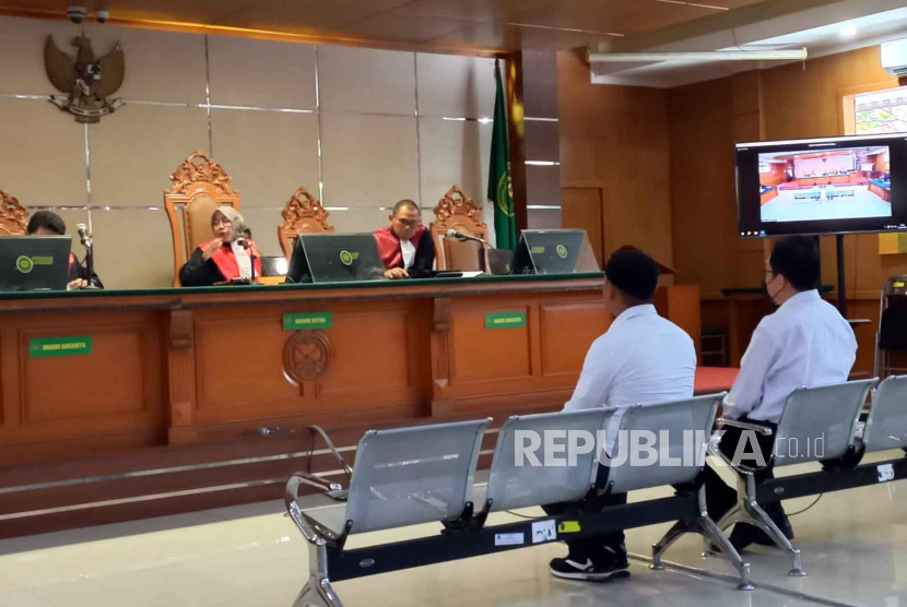 Andreas Guntoro dan Benny terdakwa penyuap Wali Kota Bandung nonaktif Yana Mulyana tengah mendengarkan dakwaan yang dibacakan jaksa KPK di pengadilan Tipikor Bandung, Rabu (5/7/2023). 