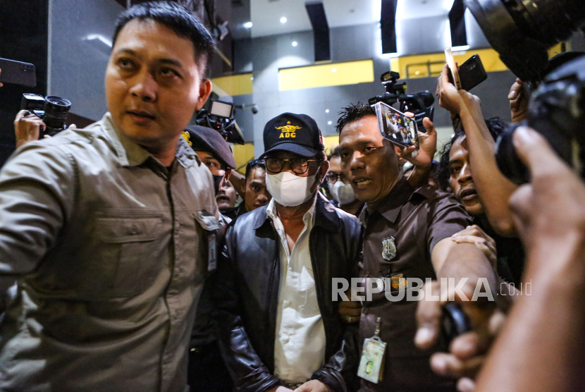 Tersangka kasus dugaan korupsi di Kementan, Syahrul Yasin Limpo (tengah). Novel sebut UU KPK buat Firli tak bisa lagi tandatangani surat penangkapan Syahrul.