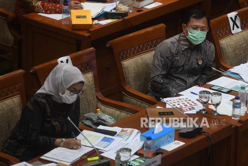 Kepala Badan POM Penny K Lukito (kiri) mengikuti rapat dengan Komisi IX DPR di Kompleks Parlemen, Senayan, Jakarta, Selasa (17/11). Rapat itu membahas penanganan pandemi Covid-19 di Indonesia. 