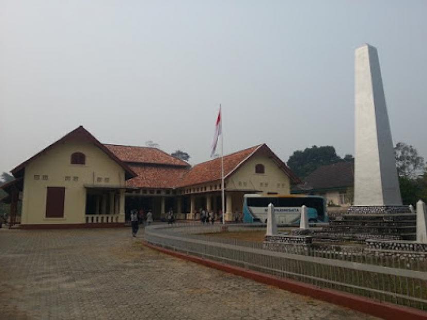 Kopi Hitam dan Suara Biola di Rumah Soekarno