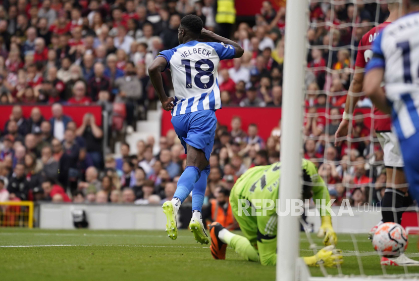 Penyerang Brighton and Hove Albion Danny Welbeck merayakan gol ke gawang Manchester United dalam lanjutan Liga Primer Inggris. Brighton sementara unggul 1-0 atas MU pada babak pertama.