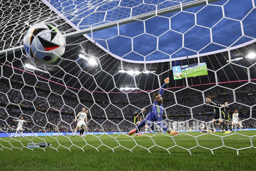 Pemain Jerman Jamal Musiala mencetak gol saat pertandingan Grup A antara Jerman dan Skotlandia pada turnamen sepak bola Euro 2024 di Munich, Jerman, Jumat, 14 Juni 2024.Timnas Jerman menang telak 5-1 atas Skotlandia pada pertandingan pembuka Euro 2024.