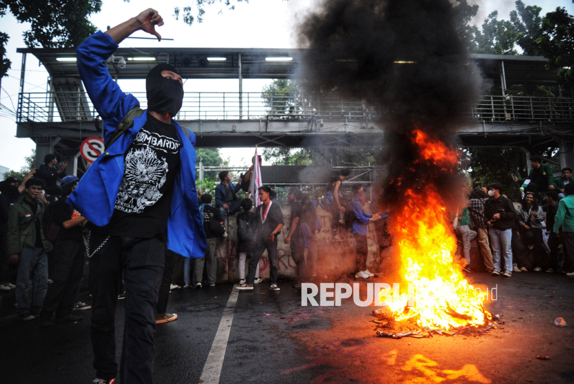 Sejumlah mahasiswa yang tergabung dalam BEM Seluruh Indonesia berunjuk rasa di Kawasan Patung Kuda, Monas, Jakarta, Senin (17/2/2025). Unjuk rasa bertajuk Indonesia Gelap tersebut salah satunya menuntut pencabutan instruksi Presiden nomor 1 tahun 2025 tentang pemangkasan anggaran terutama anggaran sektor pendidikan. 