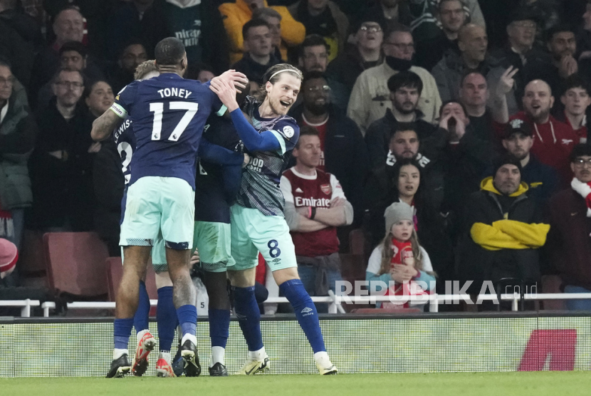 Brentford team players celebrate after Yoane Wissa, scored his side