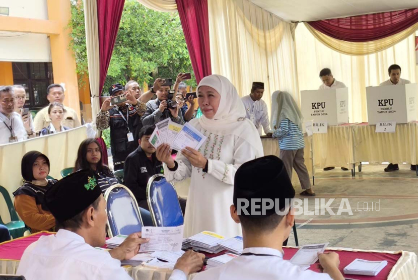 Dewan Pengarah Tim Kampanye Nasional (TKN) Prabowo-Gibran, Khofifah Indar Parawansa melaksanakan pencoblosan di TPS 31 di Kecamatan Wonocolo, Kota Surabaya,  Rabu (14/2/2024). 