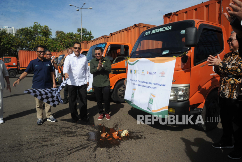 Direktur Utama Perum Bulog Budi Waseso (kedua kiri) didampingi Kepala Badan Pangan Nasional Arief Prasetyo Adi (kanan) melepas keberangkatan truk yang akan menyalurkan cadangan beras pemerintah