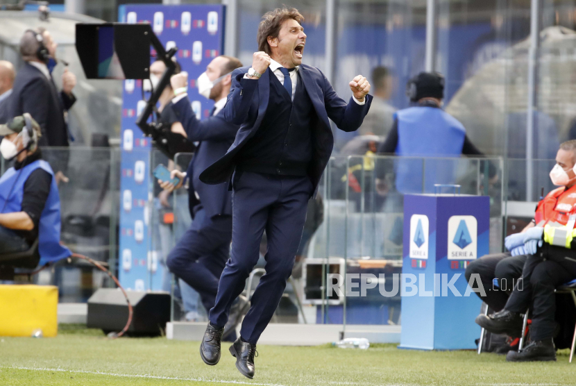 Pelatih kepala Inter Milan Antonio Conte merayakan kemenangan timnya 1-0 di akhir pertandingan sepak bola Serie A antara Inter Milan dan Hellas Verona, di stadion San Siro di Milan, Italia, Minggu, 25 April 2021. 