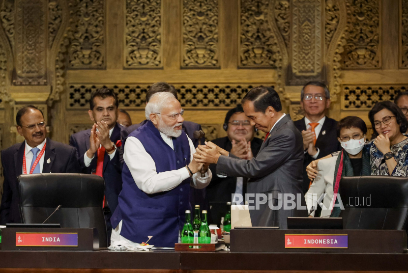 Presiden Indonesia Joko Widodo (C-R) memberikan palu kepada Perdana Menteri India Narendra Modi (C-L) dalam upacara serah terima selama KTT Pemimpin G20 di Bali, Indonesia, 16 November 2022. Kepala Negara dan Kelompok Dua Puluh (G20) ke-17 Government Summit berlangsung dari 15 hingga 16 November 2022.