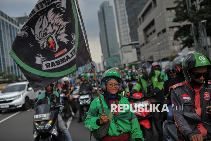 Pengemudi ojek online (Ojol) melakukan konvoi dari arah Jalan Jenderal Sudirman menuju titik aksi di kawasan Patung Kuda, Jakarta, Selasa (20/5/2025).  Pengemudi ojek daring yang tergabung dalam Asosiasi Pengemudi Ojol Garuda Indonesia menggelar aksi disejumlah titik di Jakarta yakni di kawasan Patung Kuda, Gedung DPR RI hingga kantor Kementerian Perhubungan. Aksi tersebut digelar untuk menyuarakan sejumlah tuntutan salah satunya kebijakan potongan biaya aplikasi sebesar 20 persen oleh aplikator yang dinilai memberatkan para pengemudi ojek online.
