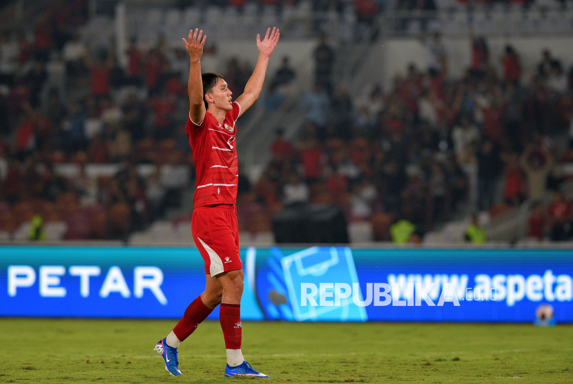 Pemain timnas Indonesia Mitchell Baker melakukan selebrasi usai mencetak gol ke gawang Bangladesh dalam pertandingan penyisihan Grup A FIFA ASEAN Cup 2026 di Stadion Utama Gelora Bung Karno (SUGBK), Senayan, Jakarta, Kamis (1/10/2026). Timnas Indonesia lolos ke final FIFA ASEAN Cup 2026 usai mengalahkan Bangladesh dengan skor 9-2.