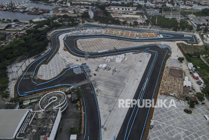 Suasana Jakarta International E-Prix Circuit (JIEC) di kawasan Ancol, Jakarta, Selasa (17/5/2022). Lintasan sirkuit sepanjang 2,4 kilometer, lebar 12 meter dan 18 tikungan tersebut telah selesai dibangun 100 persen untuk pelaksanaan ajang balap Formula E dan menyisakan pemasangan infrastruktur pendukung.