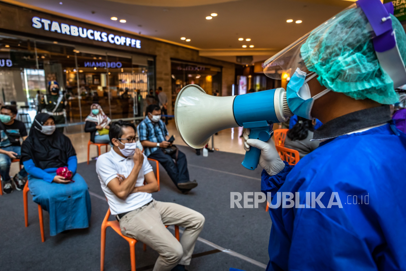 Petugas memberikan imbauan kepada pengunjung mengenai protokol kesehatan di sela pelaksanaan tes swab COVID-19 di salah satu pusat perbelanjaan modern di Kota Semarang, Jawa Tengah, Rabu (20/05/2020). Tes yang dilakukan Satgas Percepatan Penanganan COVID-19 Kota Semarang secara acak terhadap ratusan pengunjung maupun karyawan pada pusat perbelanjaan modern itu untuk mengetahui kesehatan mereka dalam upaya mendeteksi serta mencegah penyebaran virus Corona (COVID-19) di tengah lonjakan pengunjung jelang lebaran