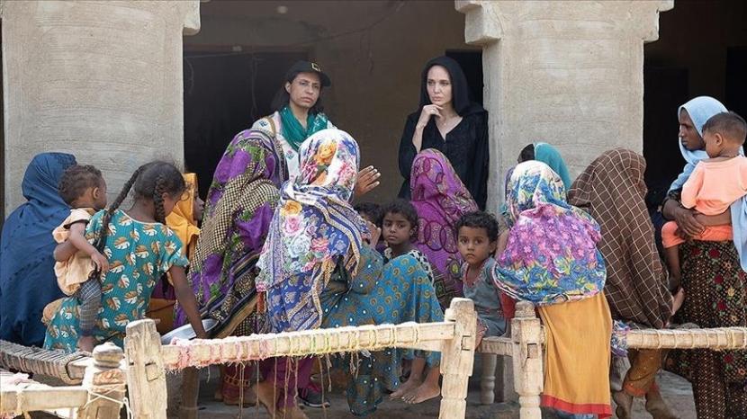 Angelina Jolie, aktris papan atas Hollywood sekaligus utusan khusus untuk Komisaris Tinggi PBB untuk Pengungsi (UNHCR), mendesak masyarakat internasional untuk membantu Pakistan lebih banyak