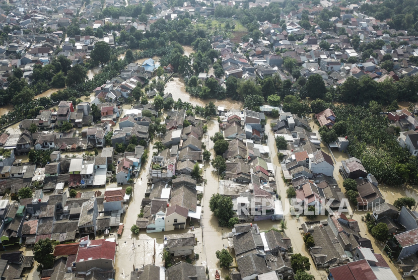 Foto udara banjir yang merendam perumahan Villa Jatirasa, Bekasi, akibat luapan kali Cikeas (ilustrasi)