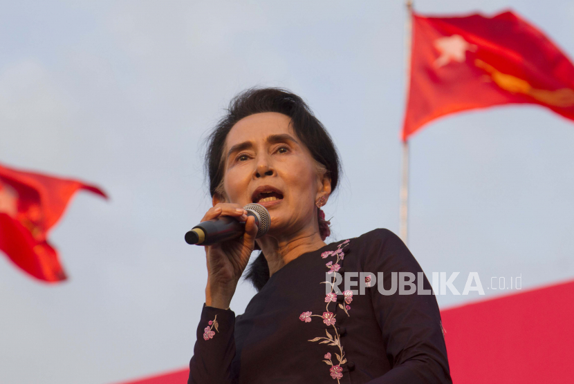  FILE - Pemimpin oposisi Myanmar Aung San Suu Kyi berbicara selama kampanye pemilihan umum partai Liga Nasional untuk Demokrasi untuk pemilihan umum mendatang di Yangon, Myanmar pada 1 November 2015. Suu Kyi adalah putri pahlawan kemerdekaan negara itu, Jenderal. Aung San, yang dibunuh pada tahun 1947, kurang dari enam bulan sebelum negara itu, yang saat itu bernama Burma, merdeka dari Inggris. Suu Kyi pindah ke New Delhi pada tahun 1960 ketika ibunya ditunjuk sebagai duta besar untuk India dan kemudian menghabiskan sebagian besar masa dewasa mudanya di Amerika Serikat dan Inggris. Karirnya di dunia politik dimulai pada tahun 1988.