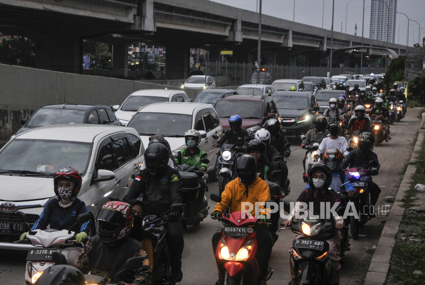 [Ilustrasi] Sejumlah kendaraan bermotor yang menuju Jakarta terjebak kemacetan di jalan KH Noer Ali, Kalimalang, Bekasi, Jawa Barat, Rabu (20/5/2020). 