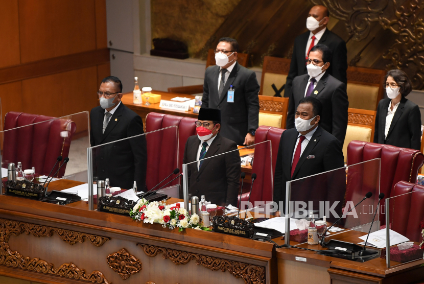 Para Wakil Ketua DPR Muhaimin Iskandar (tengah), Rachmat Gobel (kanan) dan Lodewijk F Paulus (kiri) memimpin jalannya Rapat Paripurna DPR Masa Persidangan II Tahun Sidang 2021-2022 di Kompleks Parlemen, Senayan, Jakarta, Senin (1/11/2021). Rapat tersebut beragendakan pidato Ketua DPR pada Pembukaan Masa Persidangan II Tahun Sidang 2021-2022 dilanjutkan dengan pelantikan anggota DPR Pergantian Antar Waktu (PAW). 