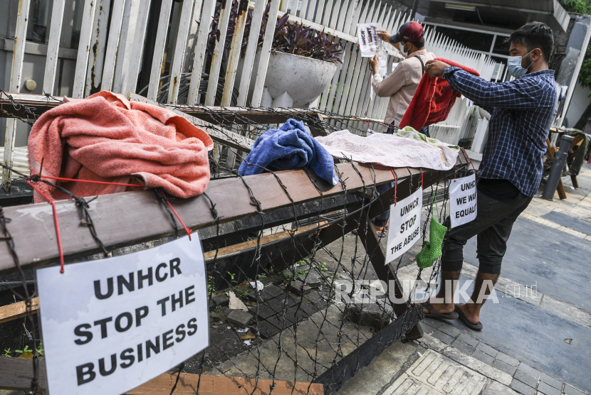 Sejumlah pencari suaka asal Afganistan beraktivitas di trotoar depan kantor UNHCR, Jalan Kebon Sirih, Jakarta Pusat, Jumat (30/4/2021).