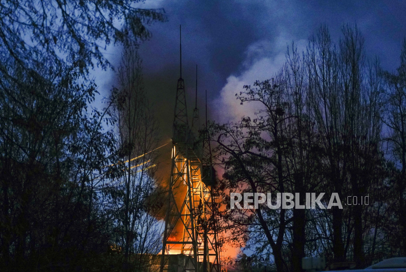  Asap mengepul dari kebakaran di objek infrastruktur setelah serangan drone di Kyiv (Kiev), Ukraina, 19 Desember 2022, di tengah invasi Rusia. 